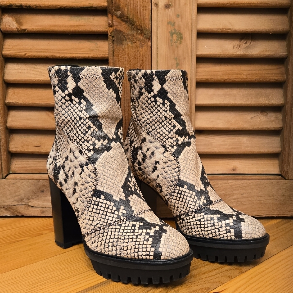 VINCE CAMUTO ERETTIE Lug Sole Snakeskin Print Platform Bootie, GUC, Sz 7
